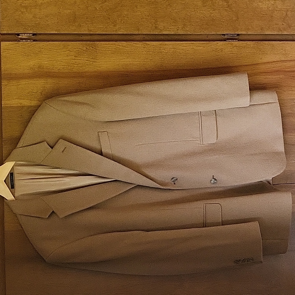 Material: 100% Camel Hair. 46 L. Color: Beige. Sleeve L